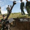 (ကချင်လွတ်လပ်ရေးတပ်မတော် (KIA) မှ ရဲဘော်များ ရှေ့တန်းတနေရာ၌ လက်နက်ကြီးဖြင့်ပစ်ခတ်ရန်ချိန်ရွယ်နေသည်ကို တွေ့ရစဉ်။ ဓာတ်ပုံ - Getty Images။ ပုံအဟောင်းအသုံးပြုထားပါသည်)