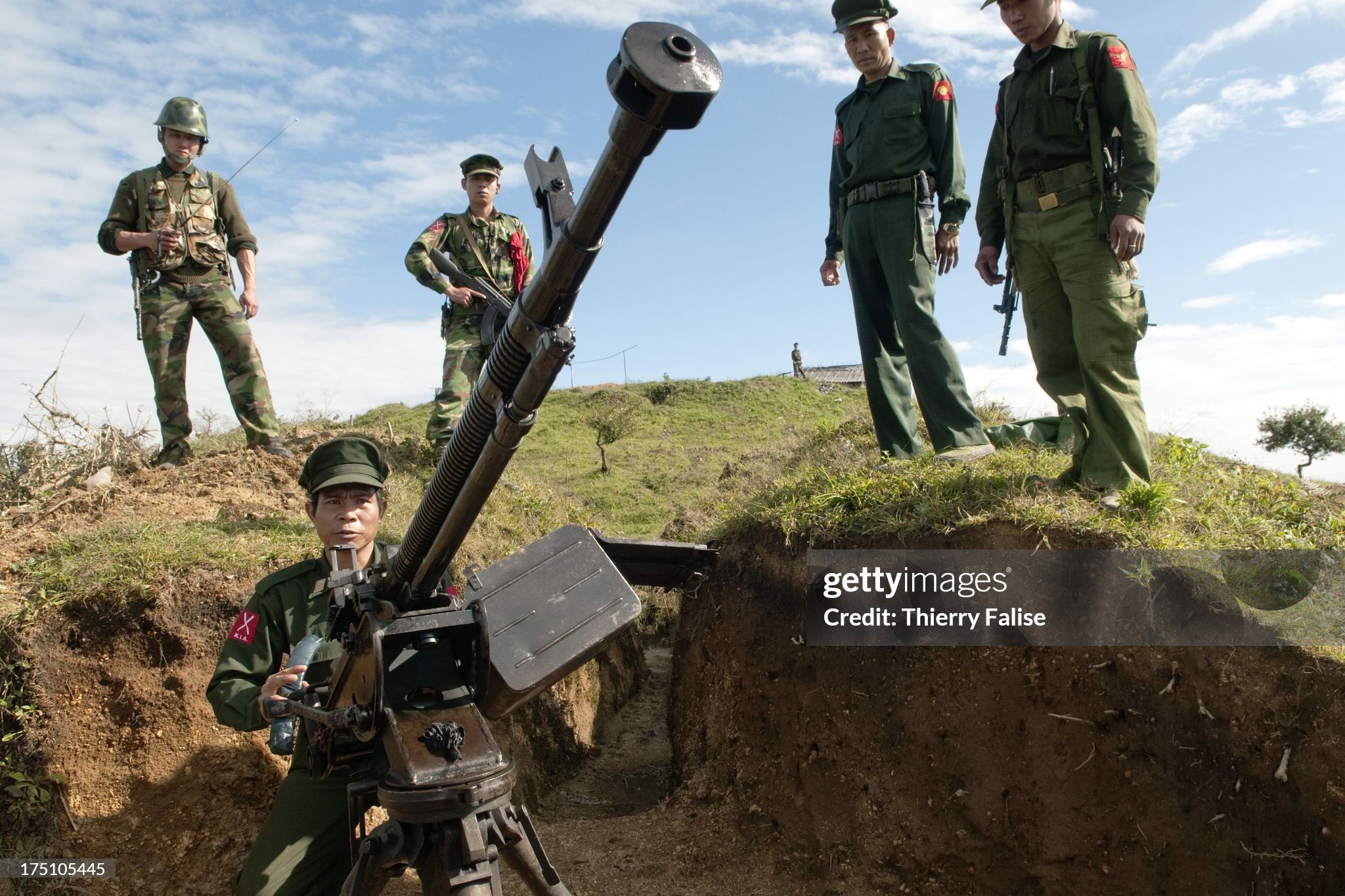 (ကချင်လွတ်လပ်ရေးတပ်မတော် (KIA) မှ ရဲဘော်များ ရှေ့တန်းတနေရာ၌ လက်နက်ကြီးဖြင့်ပစ်ခတ်ရန်ချိန်ရွယ်နေသည်ကို တွေ့ရစဉ်။ ဓာတ်ပုံ - Getty Images။ ပုံအဟောင်းအသုံးပြုထားပါသည်)