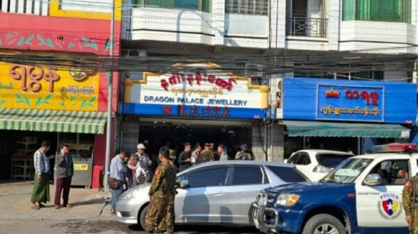 (ဓါးပြတိုက်ခံရသည့် နဂါးနန်းတော်ရွှေဆိုင် အား တွေ့ရစဉ်။ ဓာတ်ပုံ - စကစ)