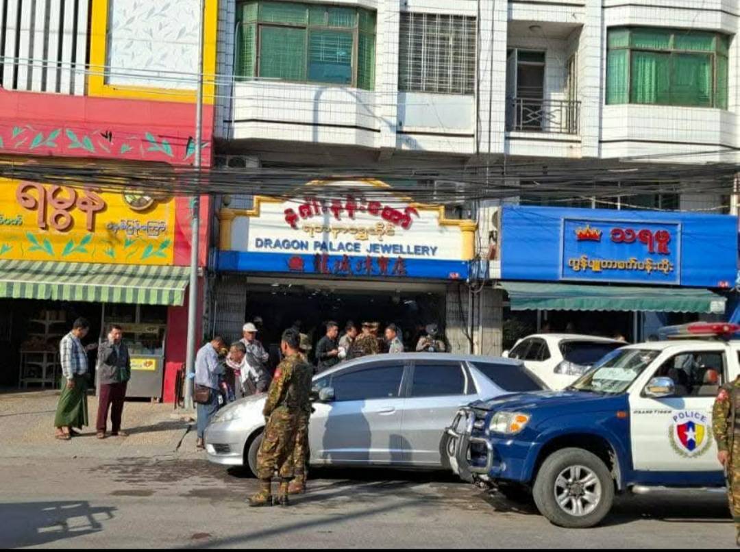 (ဓါးပြတိုက်ခံရသည့် နဂါးနန်းတော်ရွှေဆိုင် အား တွေ့ရစဉ်။ ဓာတ်ပုံ - စကစ)