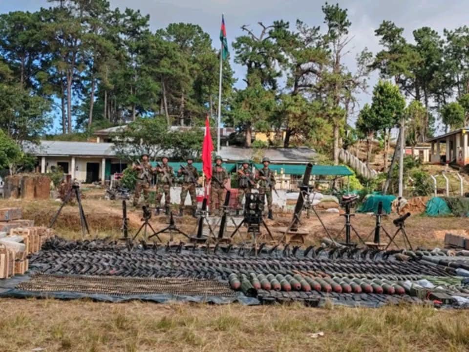 (မင်းတပ်မြို့သိမ်းတိုက်ပွဲအတွင်း သိမ်းရသော လက်နက်ခဲယမ်းများ။ ဓာတ်ပုံ - Chinland News)