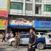 (မန္တ​လေးမြို့လယ် ၊နဂါးနန်းတော် စိန်ရွှေရတနာဆိုင်တွင်ဓါးပြတိုက်မှုဖြစ်ပွားပြီး စစ်သားများ​ရောက်ရှိလာစဥ်။ဓါတ်ပုံ- စစ်​ကောင်စီ)