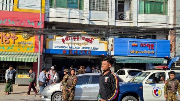 (မန္တ​လေးမြို့လယ် ၊နဂါးနန်းတော် စိန်ရွှေရတနာဆိုင်တွင်ဓါးပြတိုက်မှုဖြစ်ပွားပြီး စစ်သားများ​ရောက်ရှိလာစဥ်။ဓါတ်ပုံ- စစ်​ကောင်စီ)