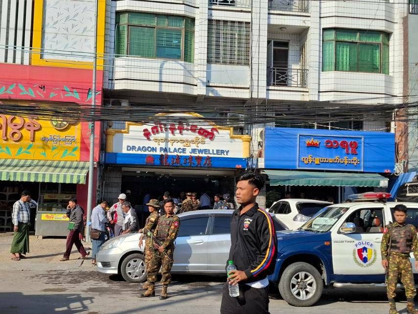 (မန္တ​လေးမြို့လယ် ၊နဂါးနန်းတော် စိန်ရွှေရတနာဆိုင်တွင်ဓါးပြတိုက်မှုဖြစ်ပွားပြီး စစ်သားများ​ရောက်ရှိလာစဥ်။ဓါတ်ပုံ- စစ်​ကောင်စီ)