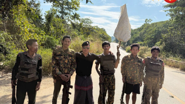 (ယခု ဒီဇင်ဘာလအတွင်း ကော်ဘရာစစ်ကြောင်းထံ အလင်းဝင်လာသော အောင်ဇေယျစစ်ကြောင်းမှ စစ်သားများနှင့်အတူတွေ့ရသော စစ်ဆင်ရေးမှူး ဗိုလ်မှူးဒါဘော။ ဓာတ်ပုံ - ကော်ဘရာစစ်ကြောင်း/ပေးပို့)