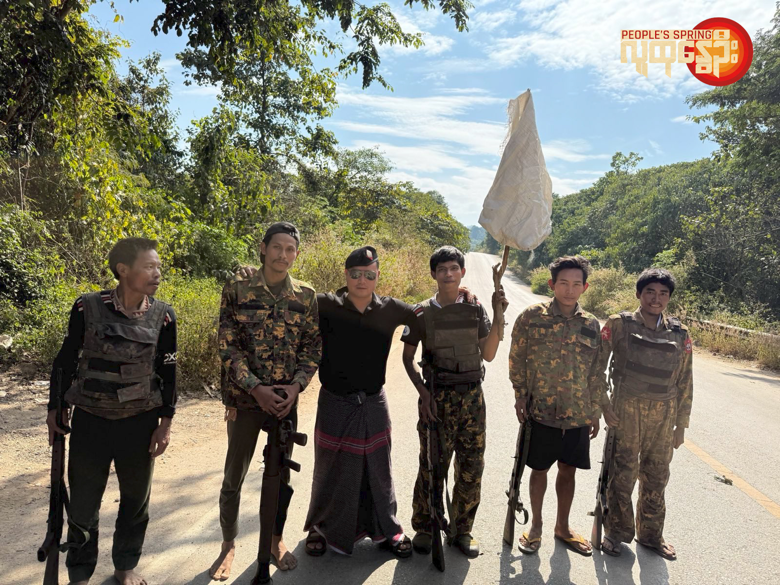 (ယခု ဒီဇင်ဘာလအတွင်း ကော်ဘရာစစ်ကြောင်းထံ အလင်းဝင်လာသော အောင်ဇေယျစစ်ကြောင်းမှ စစ်သားများနှင့်အတူတွေ့ရသော စစ်ဆင်ရေးမှူး ဗိုလ်မှူးဒါဘော။ ဓာတ်ပုံ - ကော်ဘရာစစ်ကြောင်း/ပေးပို့)