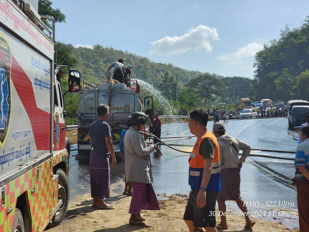 မန္တလေး - ပြင်ဦးလွင်လမ်းပိုင်း သကာရည်ကားမှောက်လို့ လမ်းပိုင်း ခေတ္တပိတ်ခဲ့ရ