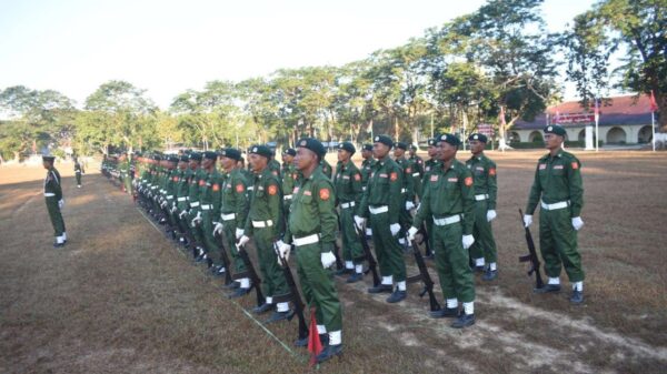 (ရန်ကုန်တိုင်းစစ်ဌာနချုပ် လက်​အောက်ရှိ ​လေ့ကျင့်​ရေး​ကျောင်းတစ်​ကျောင်းတွင် စစ်မှုမထမ်းမ​နေရဥပ​ဒေဖြင့်စု​ဆောင်းထား​သောစစ်သားသစ် အမှတ် စဥ် ၆ သင်တန်းဆင်းပွဲပြုလုပ်စဥ်။ ဓါတ်ပုံ-စစ်​ကောင်စီ)
