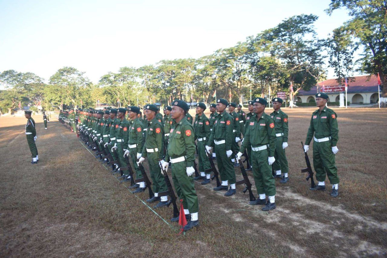 (ရန်ကုန်တိုင်းစစ်ဌာနချုပ် လက်​အောက်ရှိ ​လေ့ကျင့်​ရေး​ကျောင်းတစ်​ကျောင်းတွင် စစ်မှုမထမ်းမ​နေရဥပ​ဒေဖြင့်စု​ဆောင်းထား​သောစစ်သားသစ် အမှတ် စဥ် ၆ သင်တန်းဆင်းပွဲပြုလုပ်စဥ်။ ဓါတ်ပုံ-စစ်​ကောင်စီ)