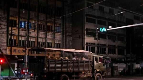 (ရန်ကုန်မြို့ ညဘက် ကင်းလှည့်နေသည့် စစ်ကောင်စီတပ်ဖွဲ့ဝင်များ။ (ပုံအဟောင်းဖြစ် ပါသည်။ဓာတ်ပုံ - အေအပ်ပီ)