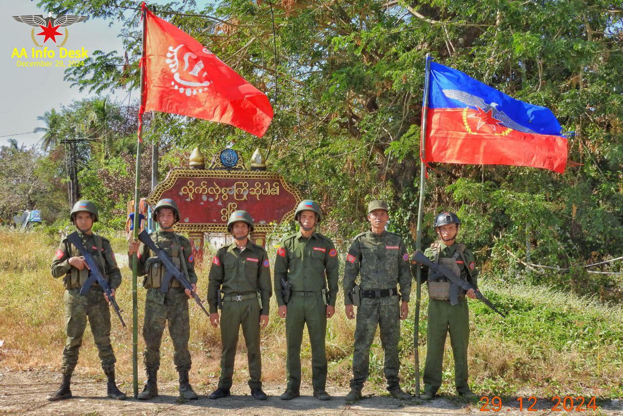 (ဂွမြို့အားသိမ်းပိုက်ပြီးနောက် တွေ့ရသော AA ရဲဘော်များ။ ဓာတ်ပုံ - AA)