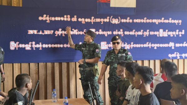 (ရှေ့တန်းအမှတ်(၅၅)တပ်မ၊ အောင်ဇေယျစစ်ဆင်ရေးမှ အလင်းဝင်လာသူများအား ကြိုဆိုပွဲပြုလုပ်နေစဉ်။ ဓာတ်ပုံ - Saw Kaw/FB)