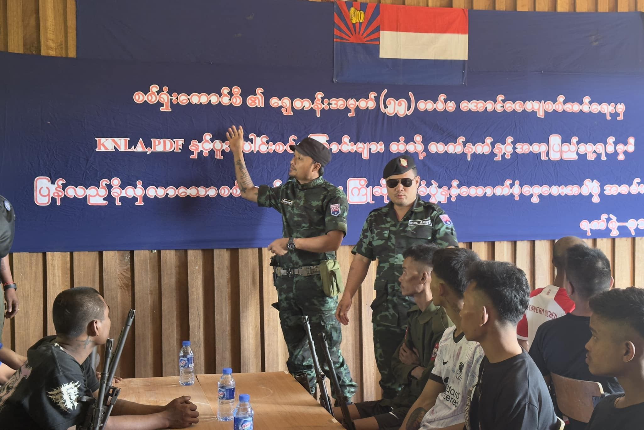 (ရှေ့တန်းအမှတ်(၅၅)တပ်မ၊ အောင်ဇေယျစစ်ဆင်ရေးမှ အလင်းဝင်လာသူများအား ကြိုဆိုပွဲပြုလုပ်နေစဉ်။ ဓာတ်ပုံ - Saw Kaw/FB)