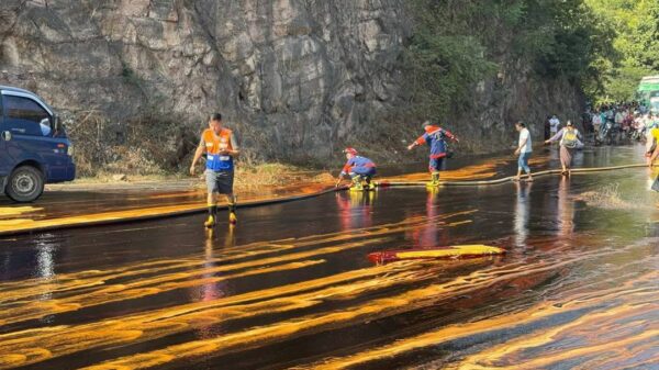 မန္တလေး - ပြင်ဦးလွင်လမ်းပိုင်း သကာရည်ကားမှောက်လို့ လမ်းပိုင်း ခေတ္တပိတ်ခဲ့ရ