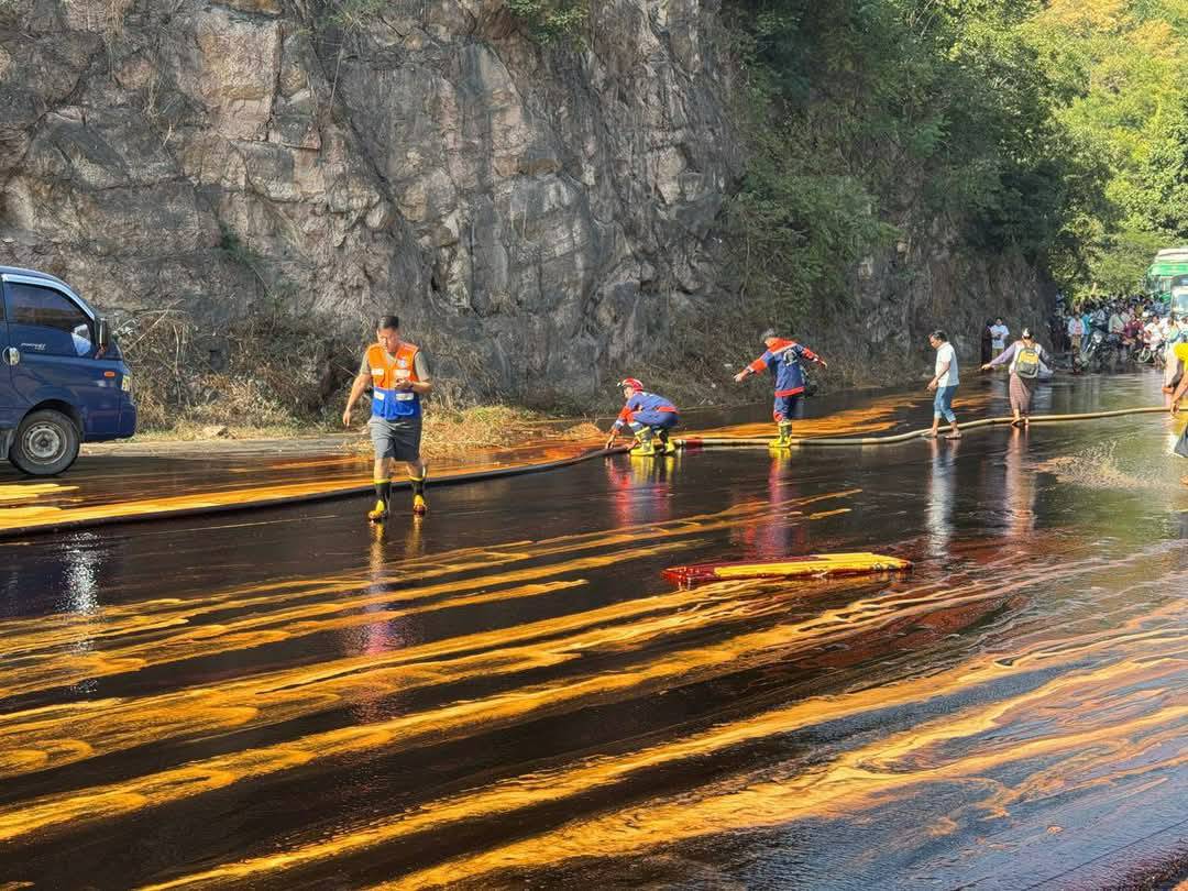 မန္တလေး - ပြင်ဦးလွင်လမ်းပိုင်း သကာရည်ကားမှောက်လို့ လမ်းပိုင်း ခေတ္တပိတ်ခဲ့ရ