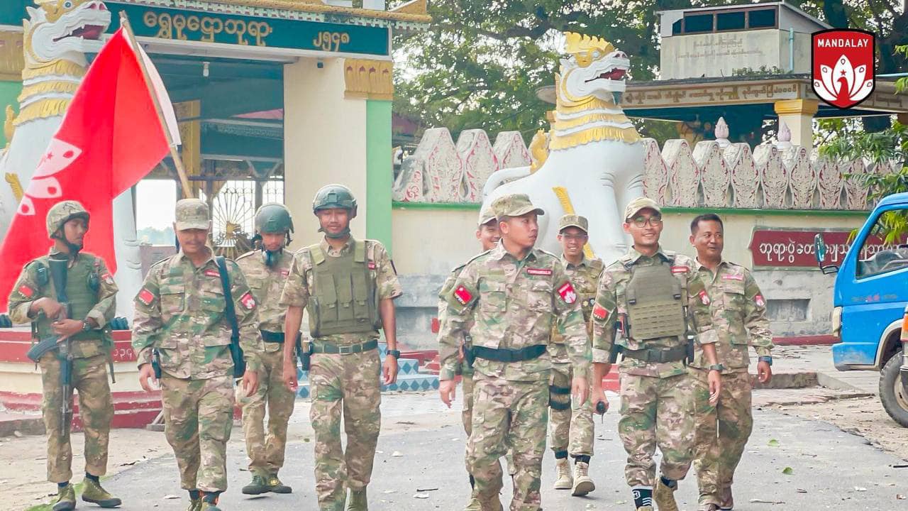 (မန္တလေး PDFမှ ရဲဘော်များအား တွေ့ရစဉ်။ ဓာတ်ပုံ - MDY-PDF)