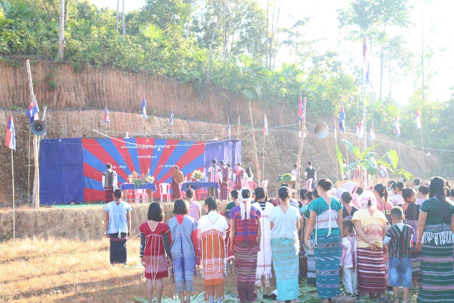 (ကရင်ပြည်နယ်တနေရာတွင်ပြုလုပ်သည့် ကရင်နှစ်သစ်ကူးနေ့ အခမ်းအနားအား တွေ့ရစဉ်။ ဓာတ်ပုံ - CJ)