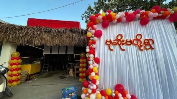 (မုဆိုးမတို့ရွာ မုန့်ဟင်းခါးဆိုင်ကို ဖွင့်လှစ်ရန် ပြင်ဆင်​နေစဥ်။ဓါတ်ပုံ-FB viral)