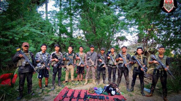 (တိုက်ခိုက်ခဲ့သော ရဲဘော်များနှင့် သိမ်းဆည်းရမိခဲ့သော လက်နက်ခဲယမ်းများအား တွေ့ရစဥ်။ဓာတ်ပုံ-Young Force)