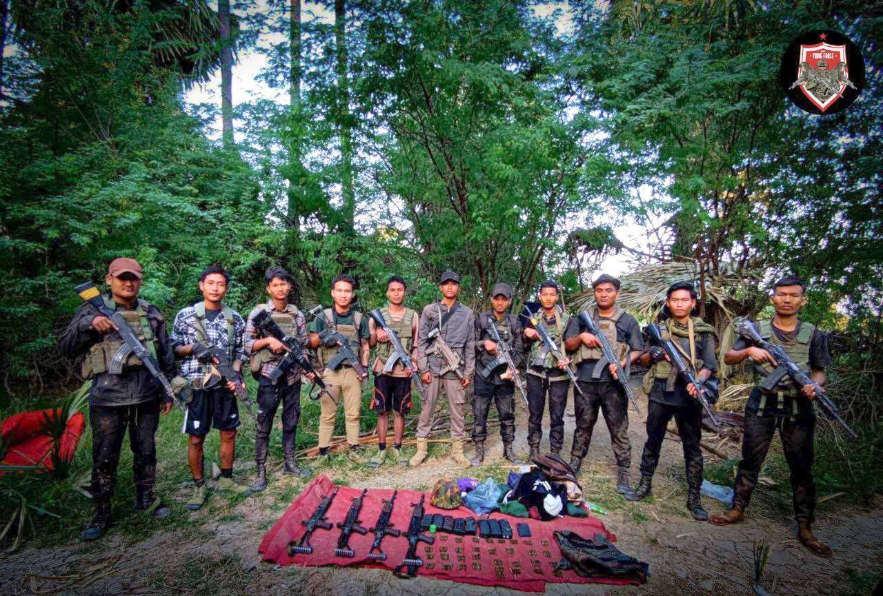 (တိုက်ခိုက်ခဲ့သော ရဲဘော်များနှင့် သိမ်းဆည်းရမိခဲ့သော လက်နက်ခဲယမ်းများအား တွေ့ရစဥ်။ဓာတ်ပုံ-Young Force)