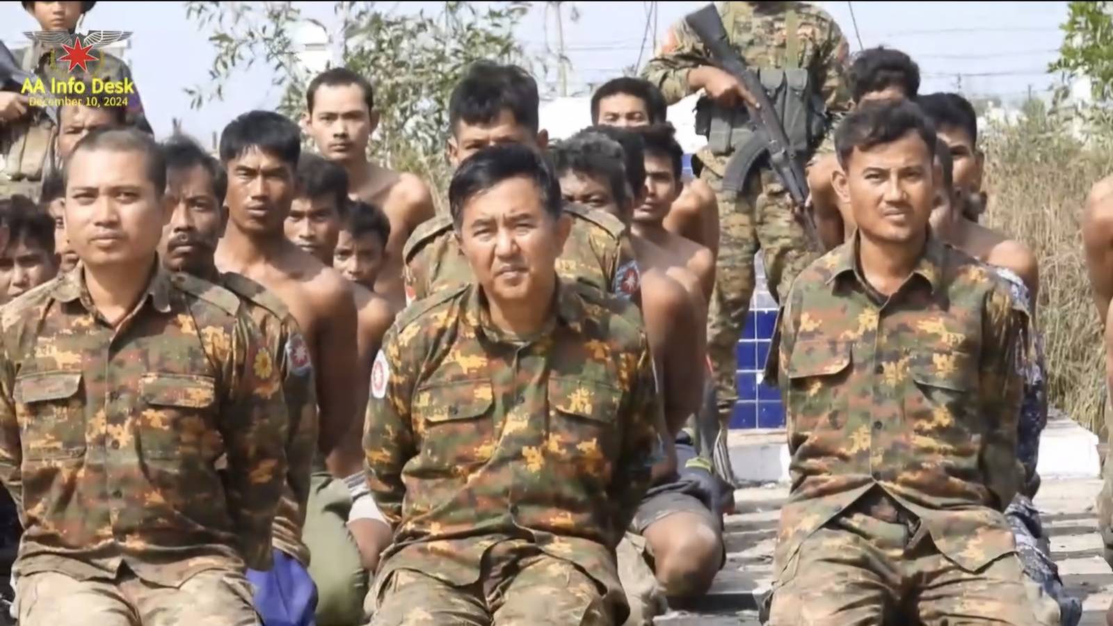 AA ကိုင်ထားသည့်ဝှက်ဖဲ