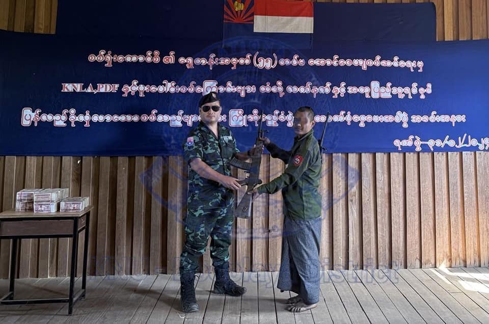 (ရှေ့တန်းအမှတ်(၅၅)တပ်မ၊ အောင်ဇေယျစစ်ဆင်ရေးမှ အလင်းဝင်လာသူများအား ကြိုဆိုပွဲပြုလုပ်နေစဉ်။ ဓာတ်ပုံ - KNU)
