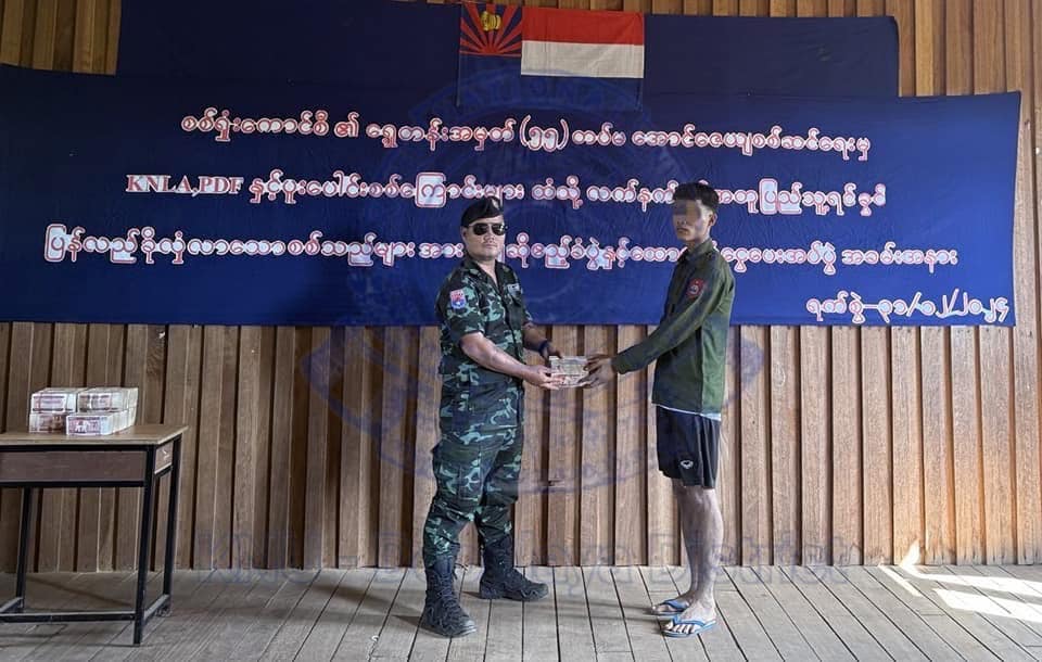(ရှေ့တန်းအမှတ်(၅၅)တပ်မ၊ အောင်ဇေယျစစ်ဆင်ရေးမှ အလင်းဝင်လာသူများအား ကြိုဆိုပွဲပြုလုပ်နေစဉ်။ ဓာတ်ပုံ - KNU)