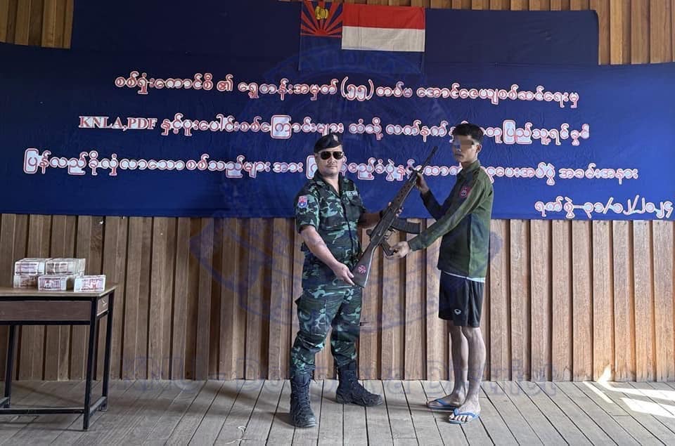(ရှေ့တန်းအမှတ်(၅၅)တပ်မ၊ အောင်ဇေယျစစ်ဆင်ရေးမှ အလင်းဝင်လာသူများအား ကြိုဆိုပွဲပြုလုပ်နေစဉ်။ ဓာတ်ပုံ - KNU)