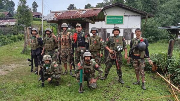 (KIA ဂေါ်ရခါးတပ်ရဲဘော်များအား သိမ်းပိုက်ထားသော စစ်ကောင်စီတပ်စခန်းတစ်ခုရှေ့တွင် ၂၀၂၄ ဒီဇင်ဘာအတွင်းက တွေ့ရစဉ်။ ဓာတ်ပုံ - Go Pal Rimal/FB)