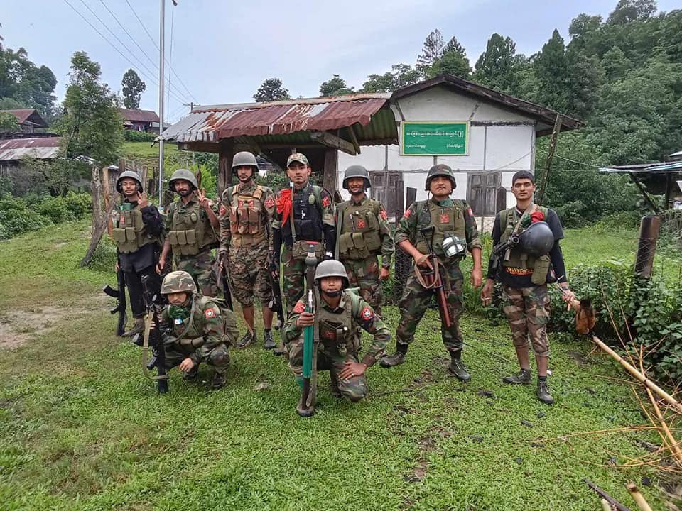 (KIA ဂေါ်ရခါးတပ်ရဲဘော်များအား သိမ်းပိုက်ထားသော စစ်ကောင်စီတပ်စခန်းတစ်ခုရှေ့တွင် ၂၀၂၄ ဒီဇင်ဘာအတွင်းက တွေ့ရစဉ်။ ဓာတ်ပုံ - Go Pal Rimal/FB)