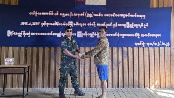 (ရှေ့တန်းအမှတ်(၅၅)တပ်မ၊ အောင်ဇေယျစစ်ဆင်ရေးမှ အလင်းဝင်လာသူများအား ကြိုဆိုပွဲပြုလုပ်နေစဉ်။ ဓာတ်ပုံ - KNU)