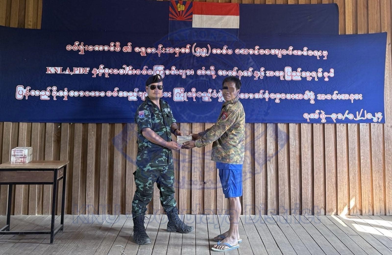 (ရှေ့တန်းအမှတ်(၅၅)တပ်မ၊ အောင်ဇေယျစစ်ဆင်ရေးမှ အလင်းဝင်လာသူများအား ကြိုဆိုပွဲပြုလုပ်နေစဉ်။ ဓာတ်ပုံ - KNU)
