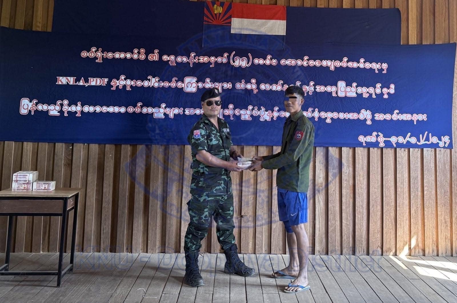 (ရှေ့တန်းအမှတ်(၅၅)တပ်မ၊ အောင်ဇေယျစစ်ဆင်ရေးမှ အလင်းဝင်လာသူများအား ကြိုဆိုပွဲပြုလုပ်နေစဉ်။ ဓာတ်ပုံ - KNU)