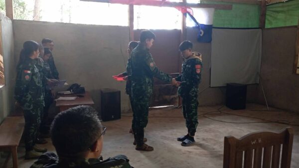 (တိုက်ပွဲများအတွင်း ထိခိုက်ဒဏ်ရာရရှိခဲ့သော ရဲဘော်များအား ထောက်ပံငွေပေးအပ်နေစဉ်။ ဓာတ်ပုံ - DMO Local PDF)