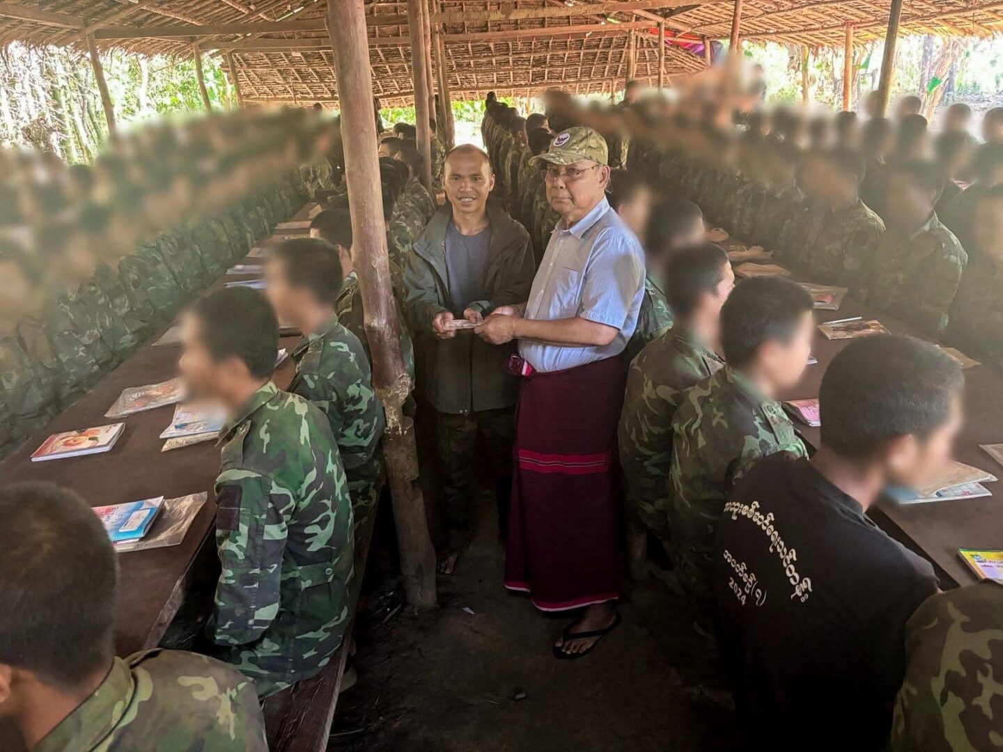 (PDF တပ်ရင်း၊တပ်ဖွဲ့များမှ ရဲဘော်များအား လိုက်လံတွေ့ရသော ပြည်ထောင်စုဝန်ကြီးချုပ်။ ဓာတ်ပုံ - NUG၊ရန်ကုန်တိုင်း စစ်ဒေသ)