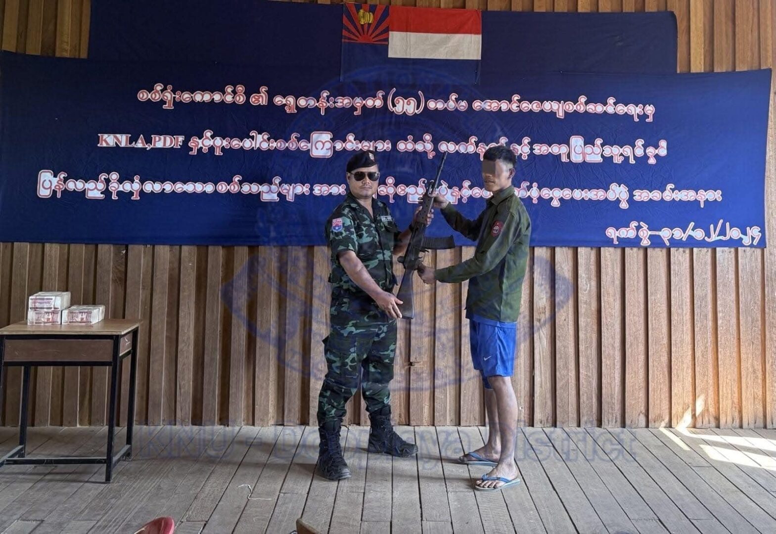 (ရှေ့တန်းအမှတ်(၅၅)တပ်မ၊ အောင်ဇေယျစစ်ဆင်ရေးမှ အလင်းဝင်လာသူများအား ကြိုဆိုပွဲပြုလုပ်နေစဉ်။ ဓာတ်ပုံ - KNU)