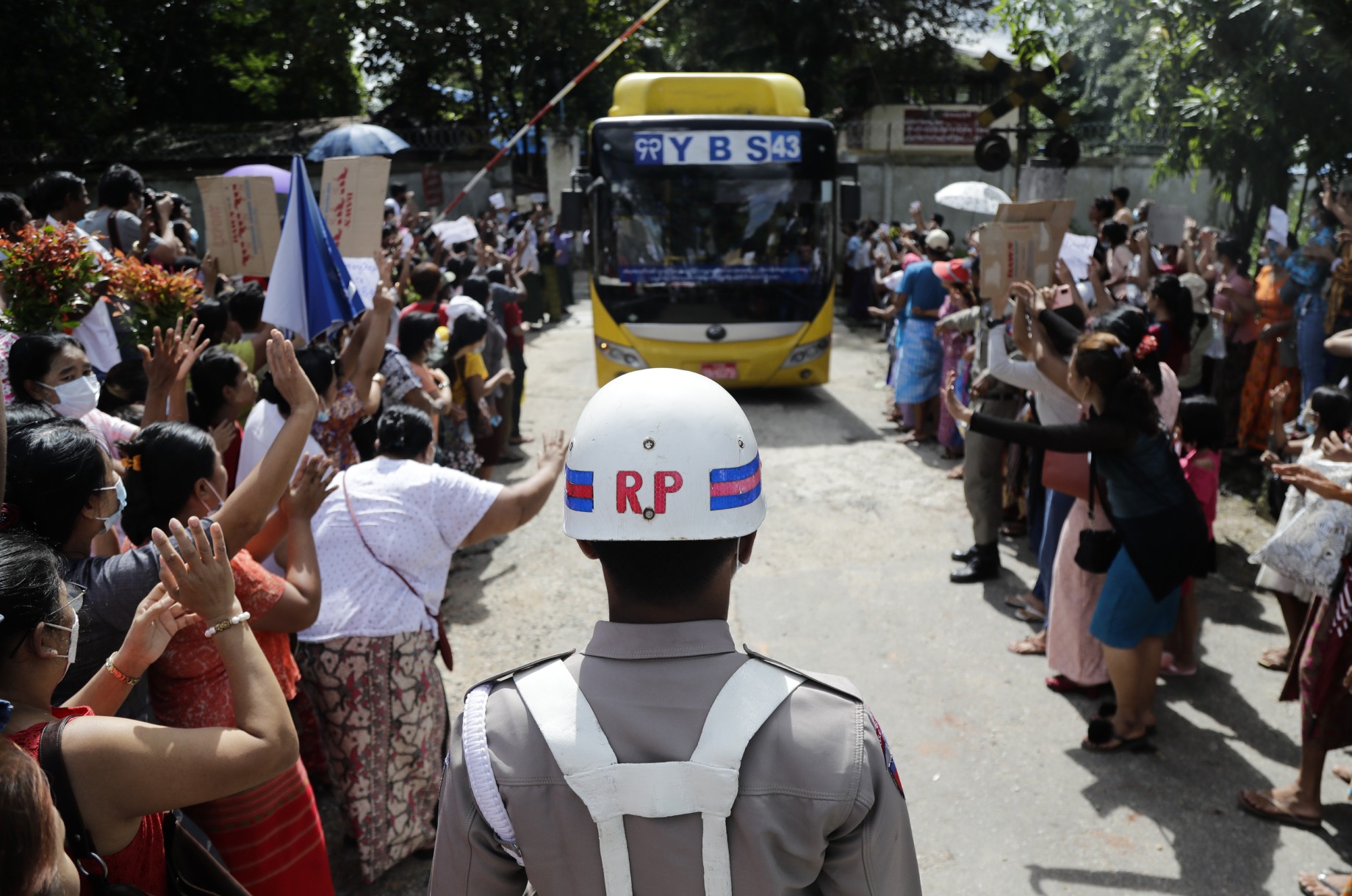 (စစ်တပ်အာဏာသိမ်းပြီးနောက် အင်းစိန်ထောင်မှ ပြန်လွတ်လာသူများအား တင်ဆောင်လာသည့်ယာဉ်အား ပြည်သူများကြိုဆိုနေစဉ်။ ဓာတ်ပုံ - EPA)