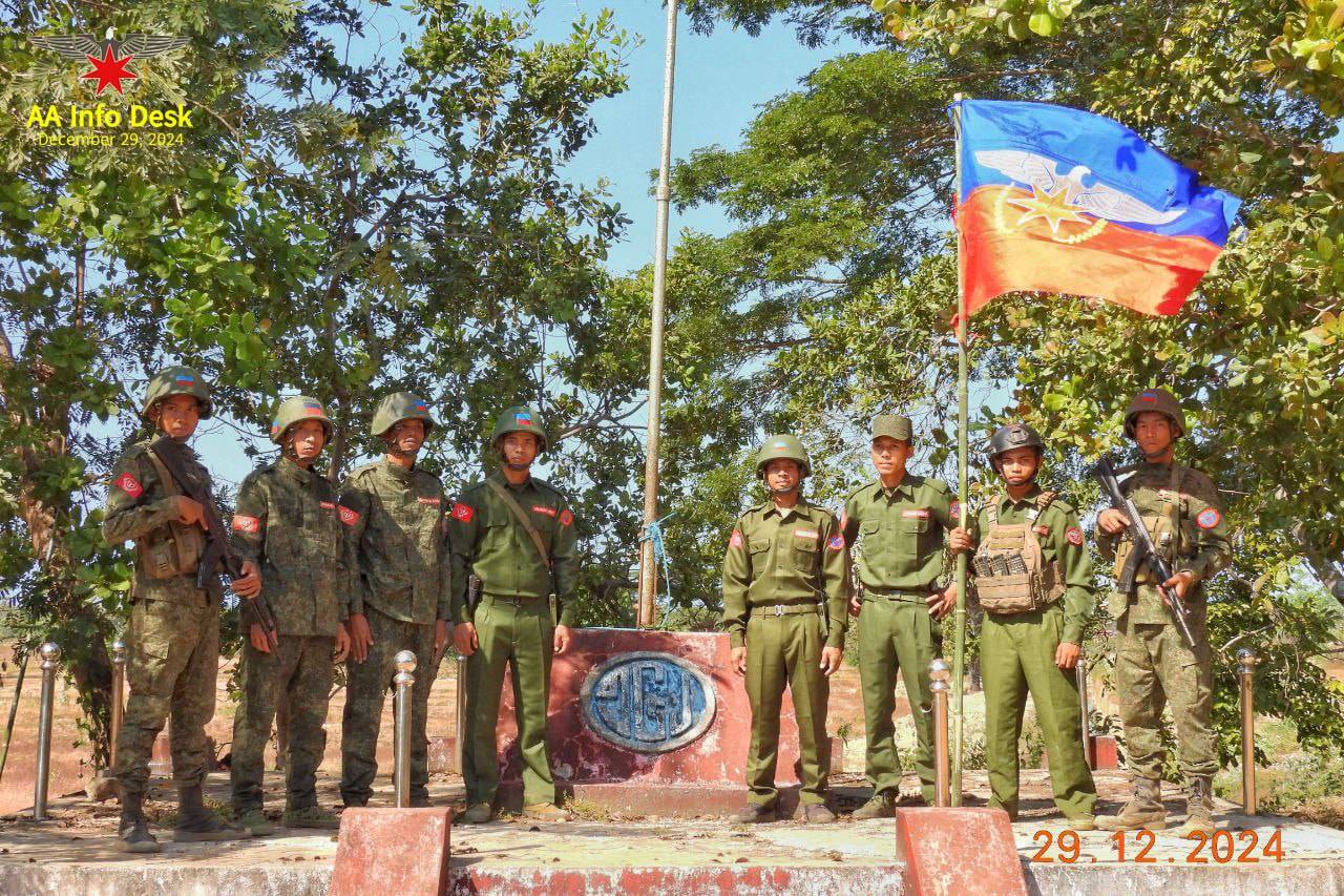 မြို့သိမ်းတိုက်ပွဲများ ဆက်တိုက်ဆင်နွှဲ ကာ ရခိုင်ပြည်နယ် တွင် ၁၄ မြို့နယ်သိမ်းပိုက်ထိန်းချုပ်ထား​သော AA တပ်ဖွဲ့ဝင်များ