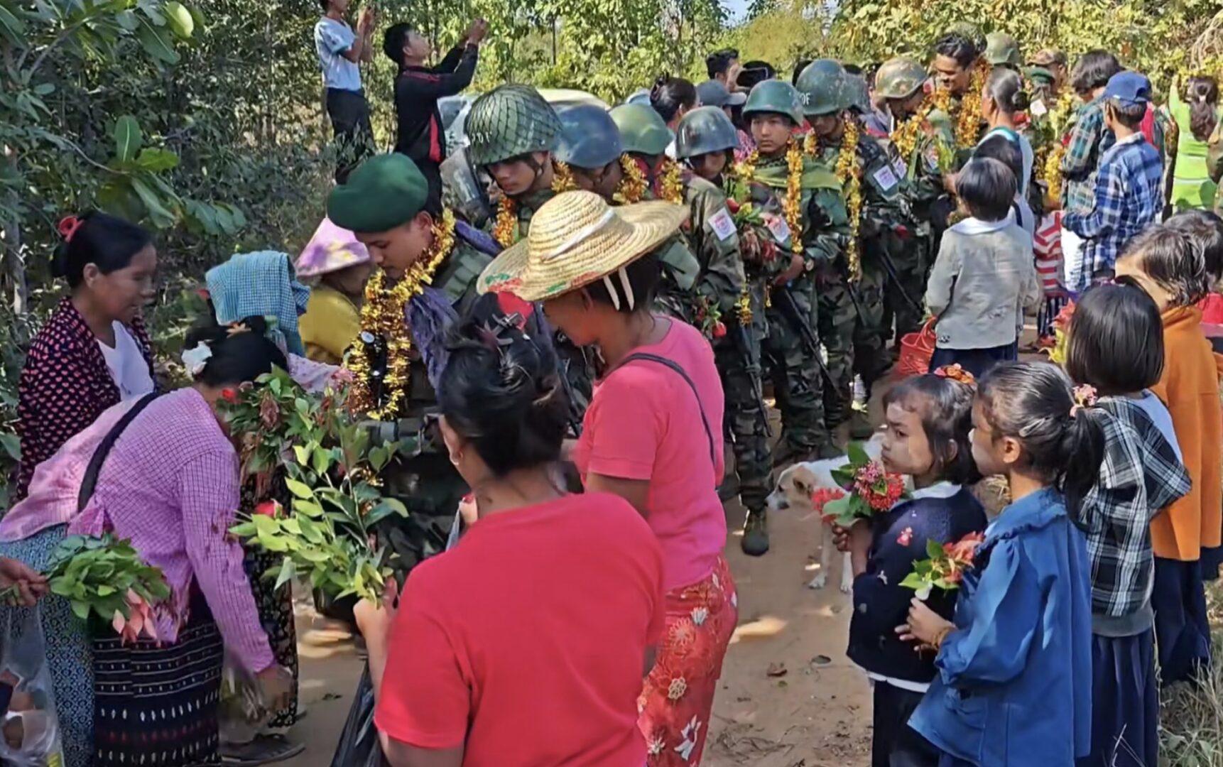 အောင်ပွဲပြန် မုံရွာခရိုင်ရင်း(၃)က မင်းတပ်မြို့သိမ်းတိုက်ပွဲအတွင်းကျဆုံးခဲ့သည့် PDF ရဲဘော်များ၏ဓာတ်ပုံများ ကိုင်ဆောင်ဂုဏ်ပြု