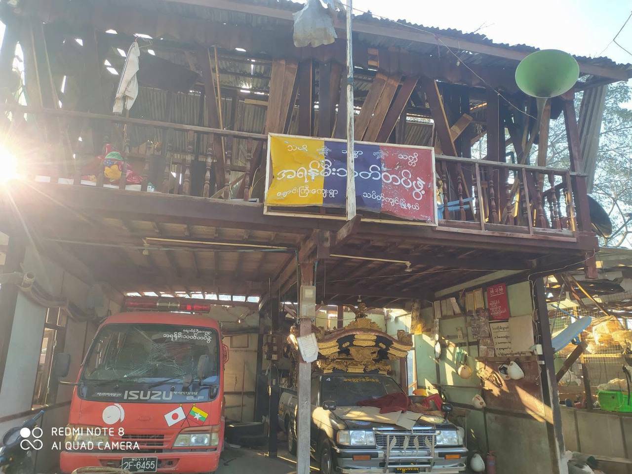 (သပိတ်ကျင်းမြို့နယ် ချောင်းကြီးရွာကို စစ်တပ်လေကြောင်းတိုက်ခိုက်လို့ ပျက်စီးမှုတွေကို တွေ့ရစဉ်။ ဓာတ်ပုံ - CJ)