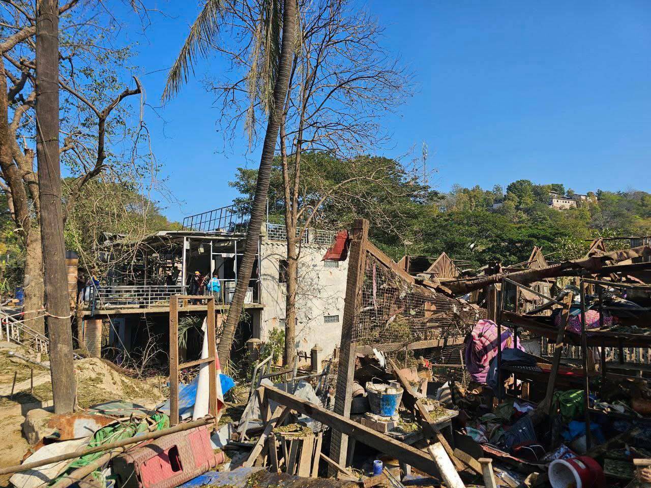 (သပိတ်ကျင်းမြို့နယ် ချောင်းကြီးရွာကို စစ်တပ်လေကြောင်းတိုက်ခိုက်လို့ ပျက်စီးမှုတွေကို တွေ့ရစဉ်။ ဓာတ်ပုံ - CJ)