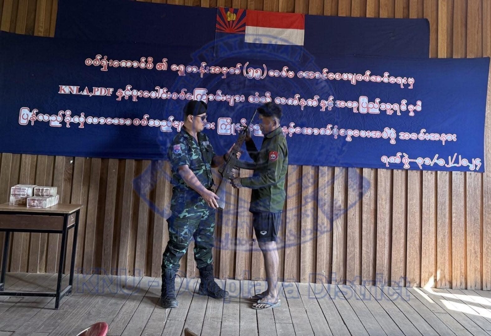 (ရှေ့တန်းအမှတ်(၅၅)တပ်မ၊ အောင်ဇေယျစစ်ဆင်ရေးမှ အလင်းဝင်လာသူများအား ကြိုဆိုပွဲပြုလုပ်နေစဉ်။ ဓာတ်ပုံ - KNU)