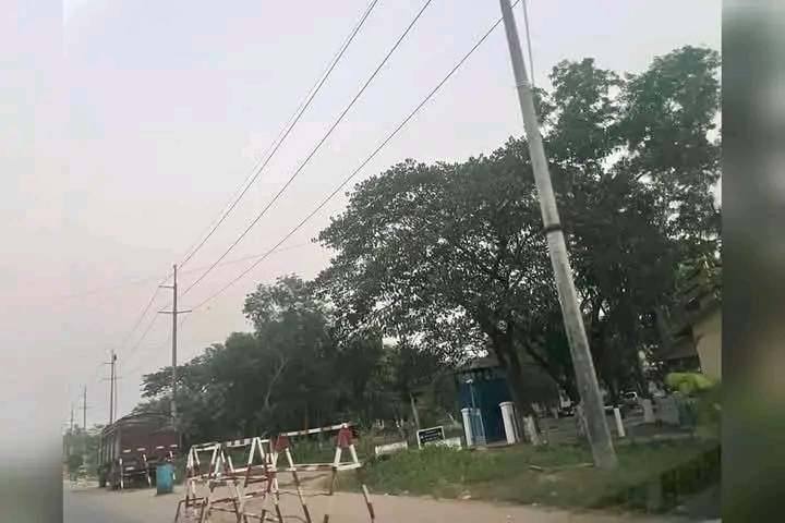 (ရွှေပေါက္ကံမြို့သစ်အထွေထွေအုပ်ချုပ်ရေးမှူးရုံးရှေ့နေရာအား မြင်တွေ့ရစဉ်။ ဓာတ်ပုံ - မြောက်ဥက္ကလာပမြို့နယ် ပကဖ)