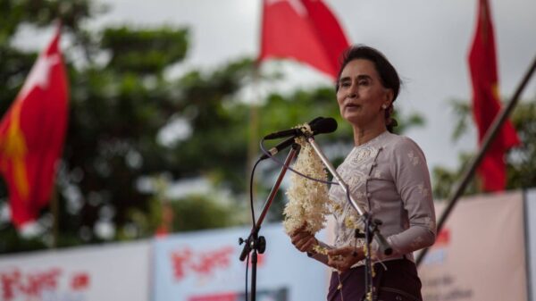 မိန့်ခွန်း​ပြောကြား​နေ​တဲ့ ​ဒေါ်​အောင်ဆန်းစုကြည်