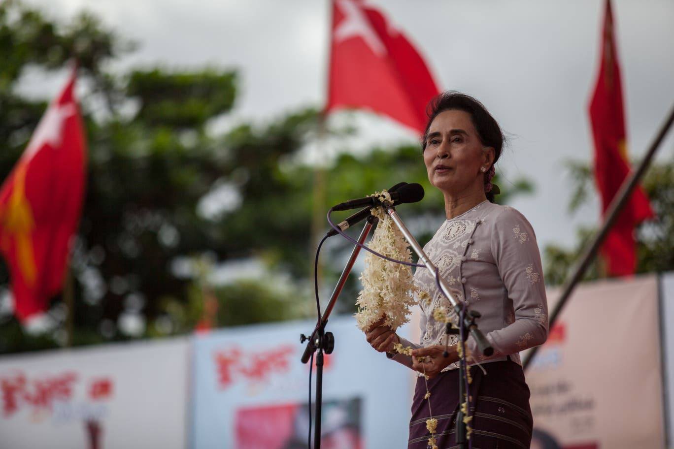 မိန့်ခွန်း​ပြောကြား​နေ​တဲ့ ​ဒေါ်​အောင်ဆန်းစုကြည်