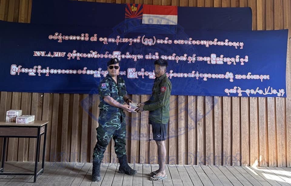 (ရှေ့တန်းအမှတ်(၅၅)တပ်မ၊ အောင်ဇေယျစစ်ဆင်ရေးမှ အလင်းဝင်လာသူများအား ကြိုဆိုပွဲပြုလုပ်နေစဉ်။ ဓာတ်ပုံ - KNU)