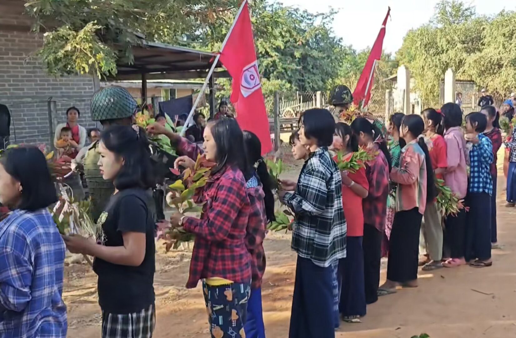 အောင်ပွဲပြန် မုံရွာခရိုင်ရင်း(၃)က မင်းတပ်မြို့သိမ်းတိုက်ပွဲအတွင်းကျဆုံးခဲ့သည့် PDF ရဲဘော်များ၏ဓာတ်ပုံများ ကိုင်ဆောင်ဂုဏ်ပြု