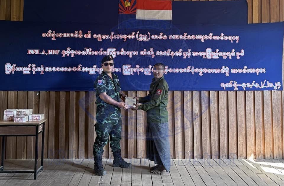 (ရှေ့တန်းအမှတ်(၅၅)တပ်မ၊ အောင်ဇေယျစစ်ဆင်ရေးမှ အလင်းဝင်လာသူများအား ကြိုဆိုပွဲပြုလုပ်နေစဉ်။ ဓာတ်ပုံ - KNU)