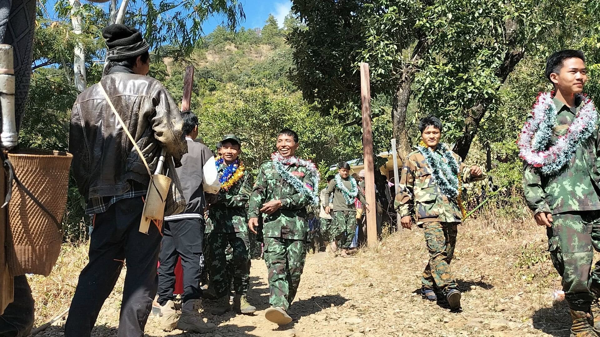 (အောင်ပွဲရ CDFမင်းတပ်ရဲဘော်များအား ပြည်သူများက ကြိုဆိုနေကြစဥ်။ ဓာတ်ပုံ - Salai Naing Hung)