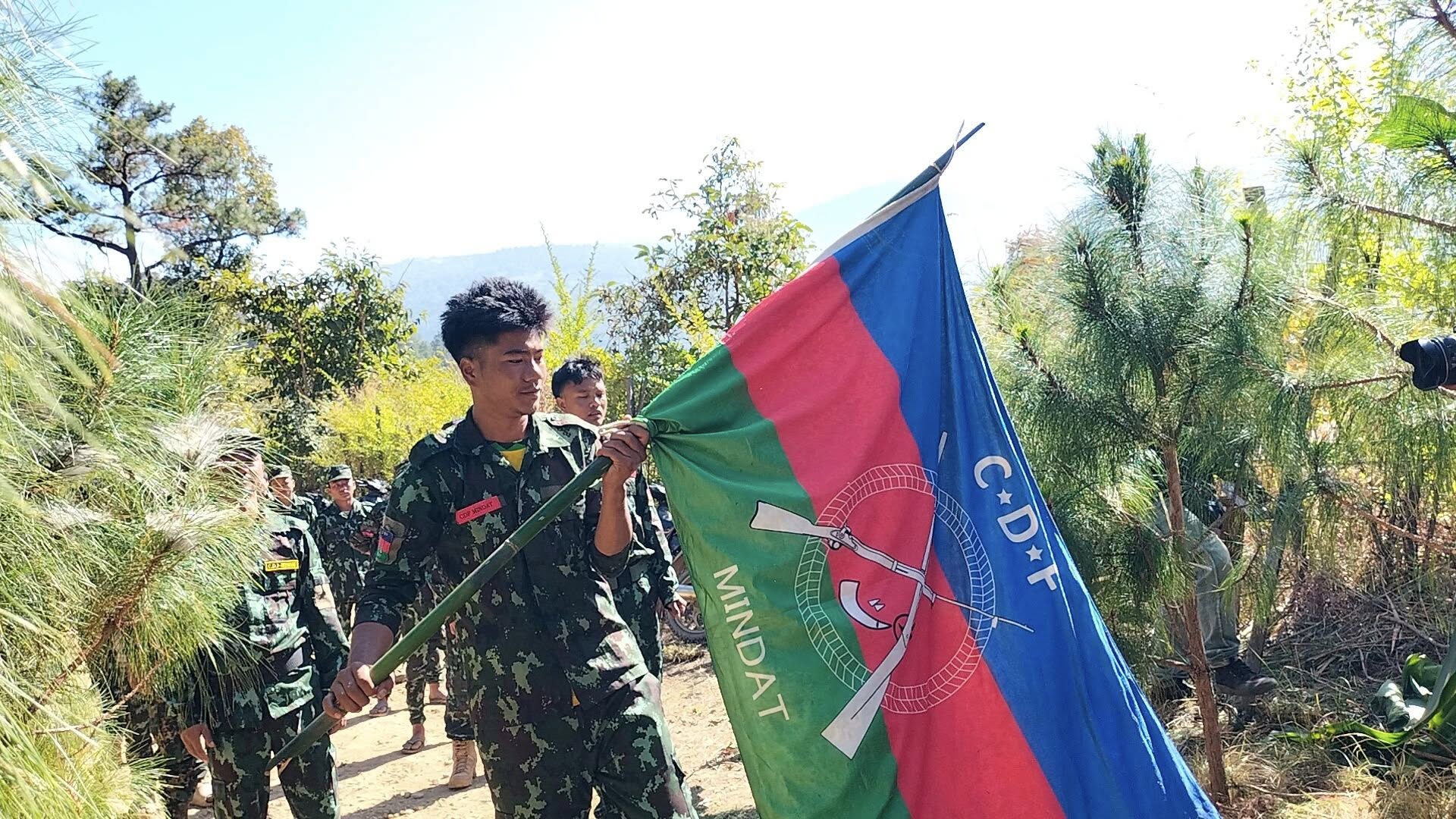 (အောင်ပွဲရ CDFမင်းတပ်ရဲဘော်များအား ပြည်သူများက ကြိုဆိုနေကြစဥ်။ ဓာတ်ပုံ - Salai Naing Hung)